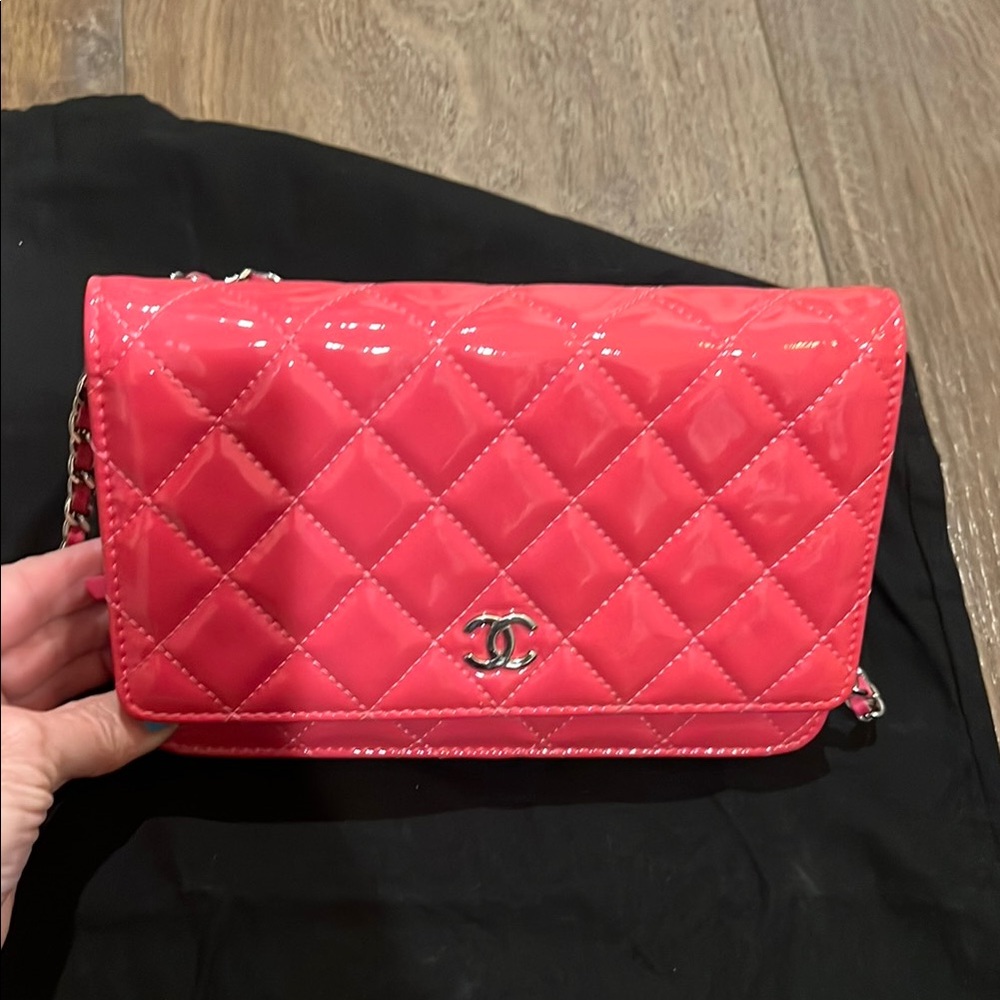 Chanel Pink Quilted Crossbody Bag with Iconic Chain - Picture 2 of 9